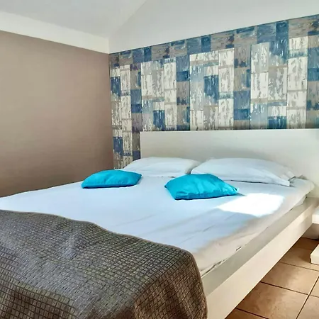 Adonis Aparthotel